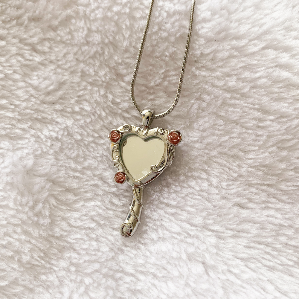 Barbie and the Diamond Castle Princess Liana and Alexa Magic Mirror Heart Necklace